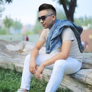 男人吃奶揉捏奶视频
